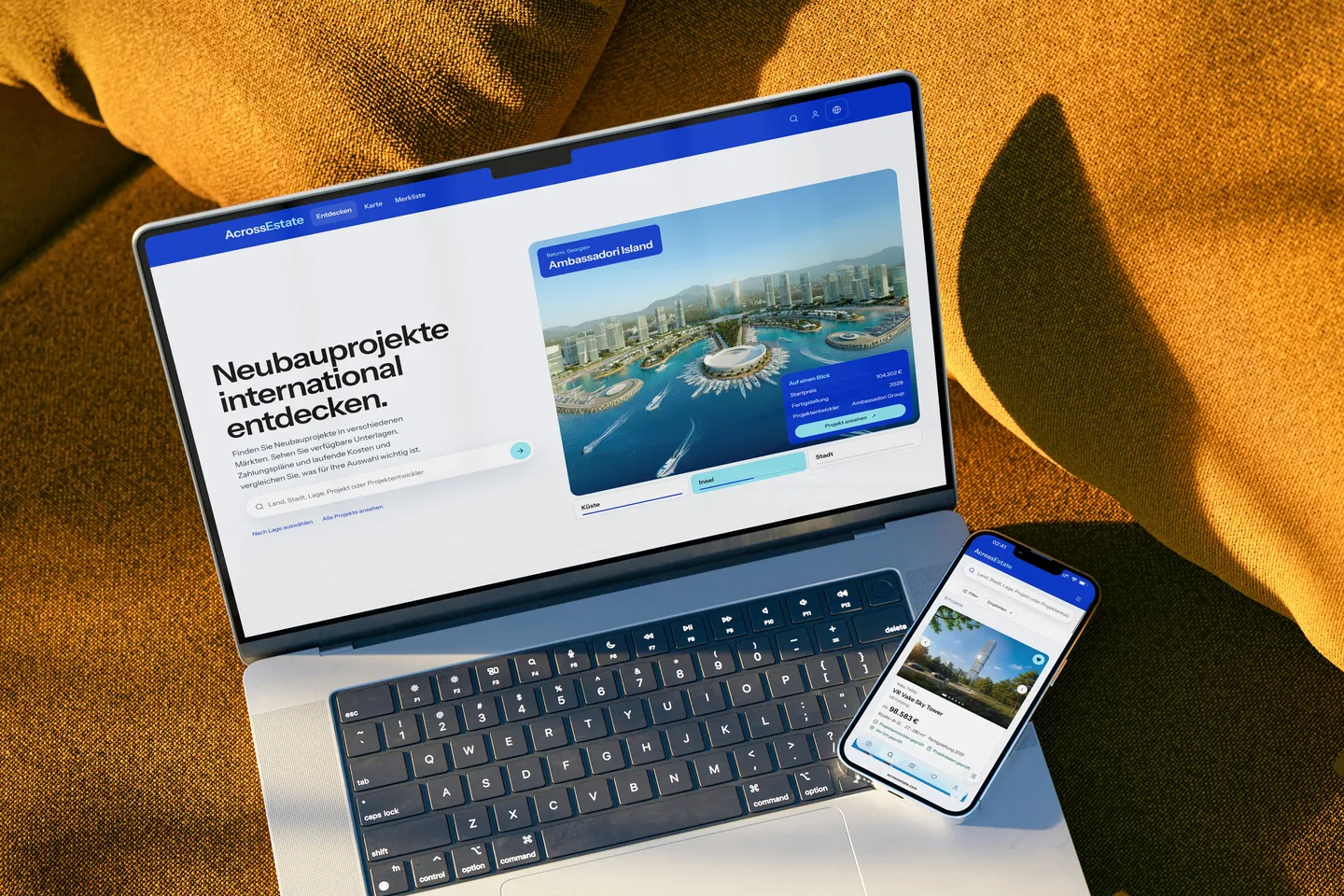 Plattform Across Estate auf Laptop und Smartphone: Neubauprojekte international entdecken