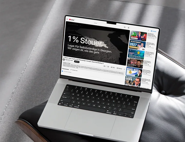 Laptop mit Folge 13 von Black Coast Briefing auf YouTube: 1 % Steuer, legal für Selbstständige in Georgien