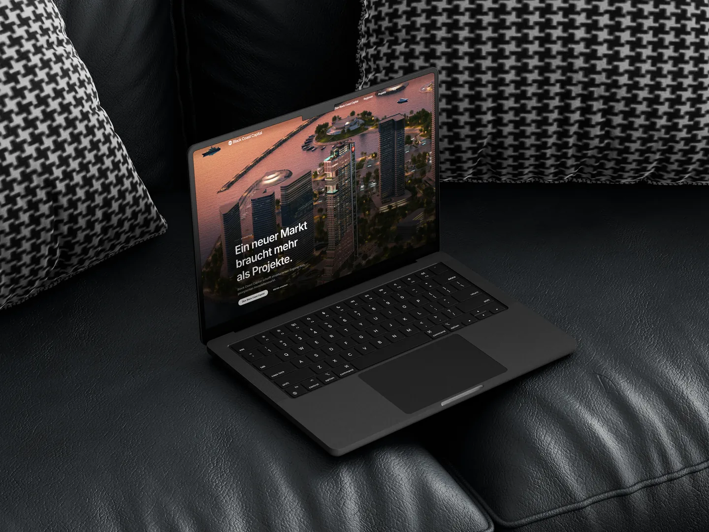Website von Black Coast Capital auf einem Laptop auf einem Ledersofa