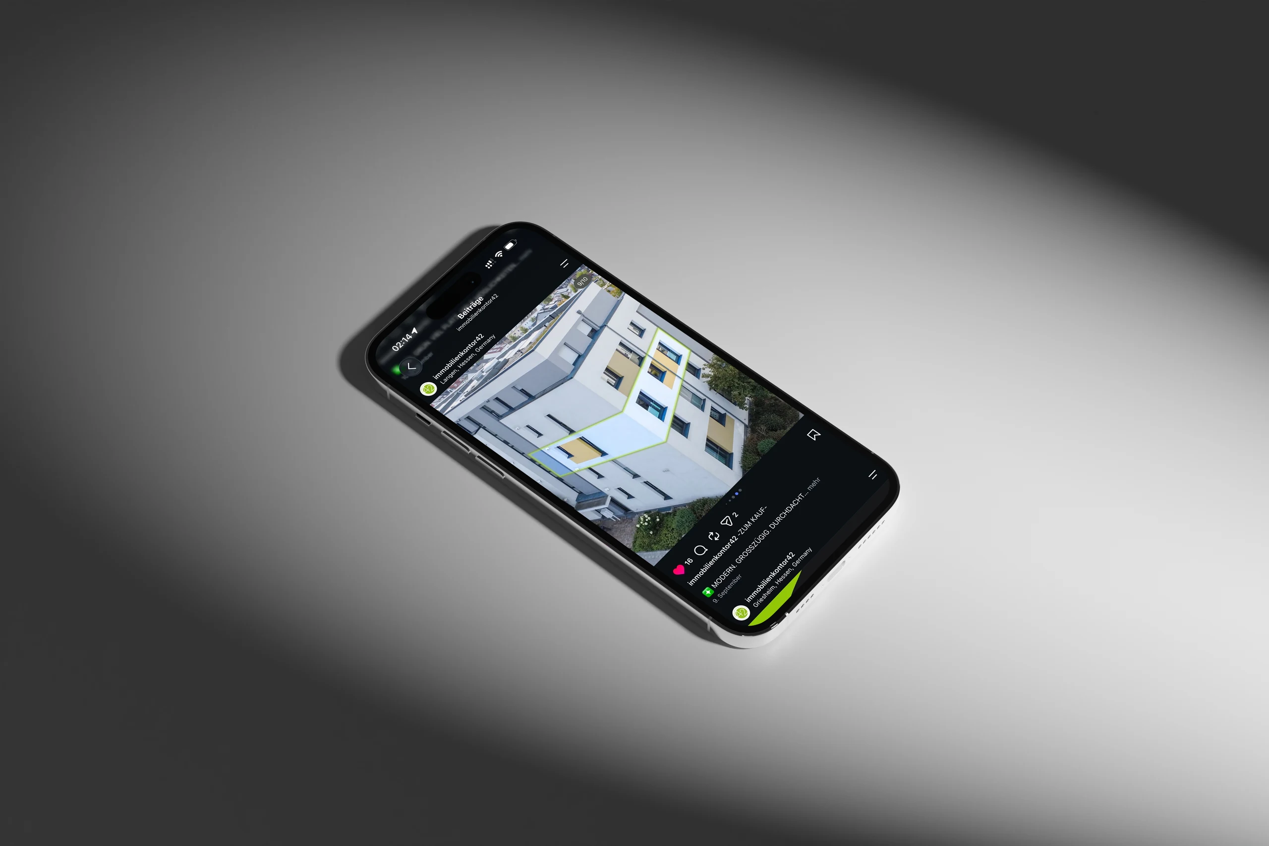 Smartphone mit einem Beitrag von Immobilienkontor42, Mehrfamilienhaus mit Balkonen