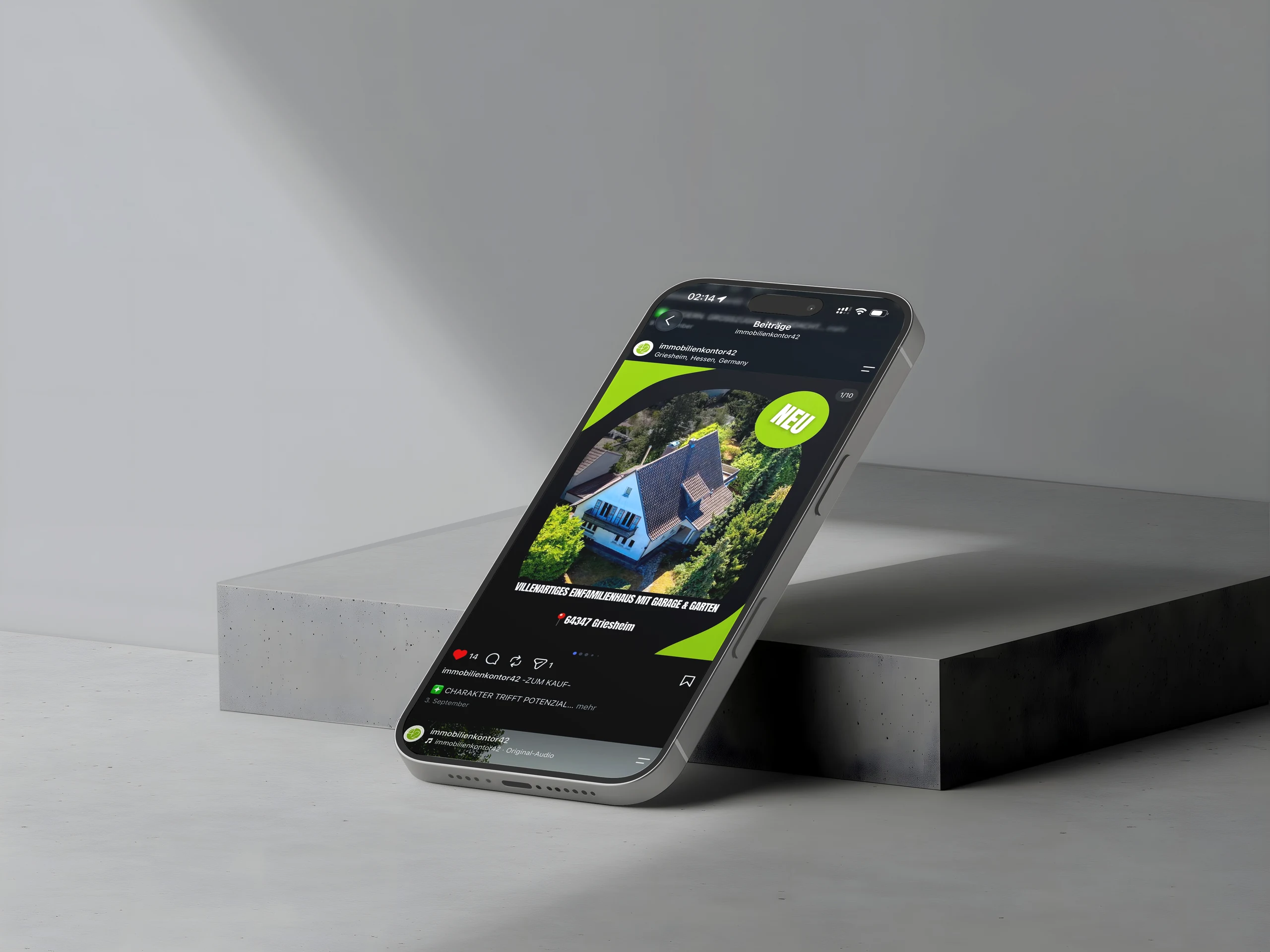 Smartphone mit einem neuen Angebot von Immobilienkontor42, Einfamilienhaus aus der Vogelperspektive