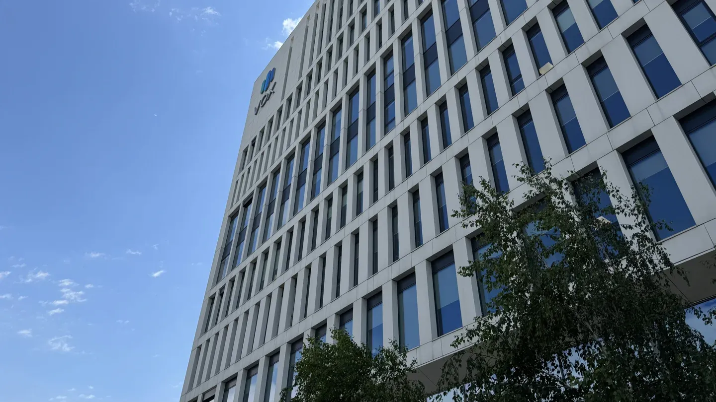 Fassade eines modernen Bürogebäudes unter blauem Himmel