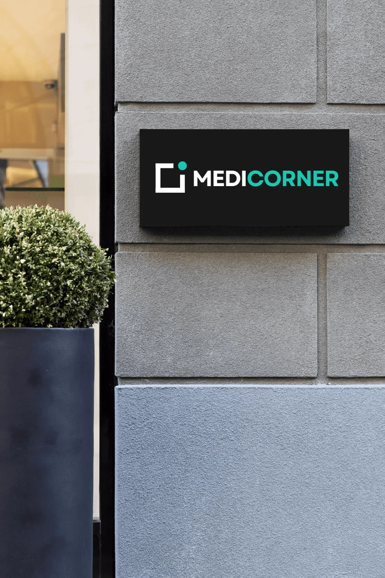 Praxisschild von MEDICORNER an einer Steinfassade