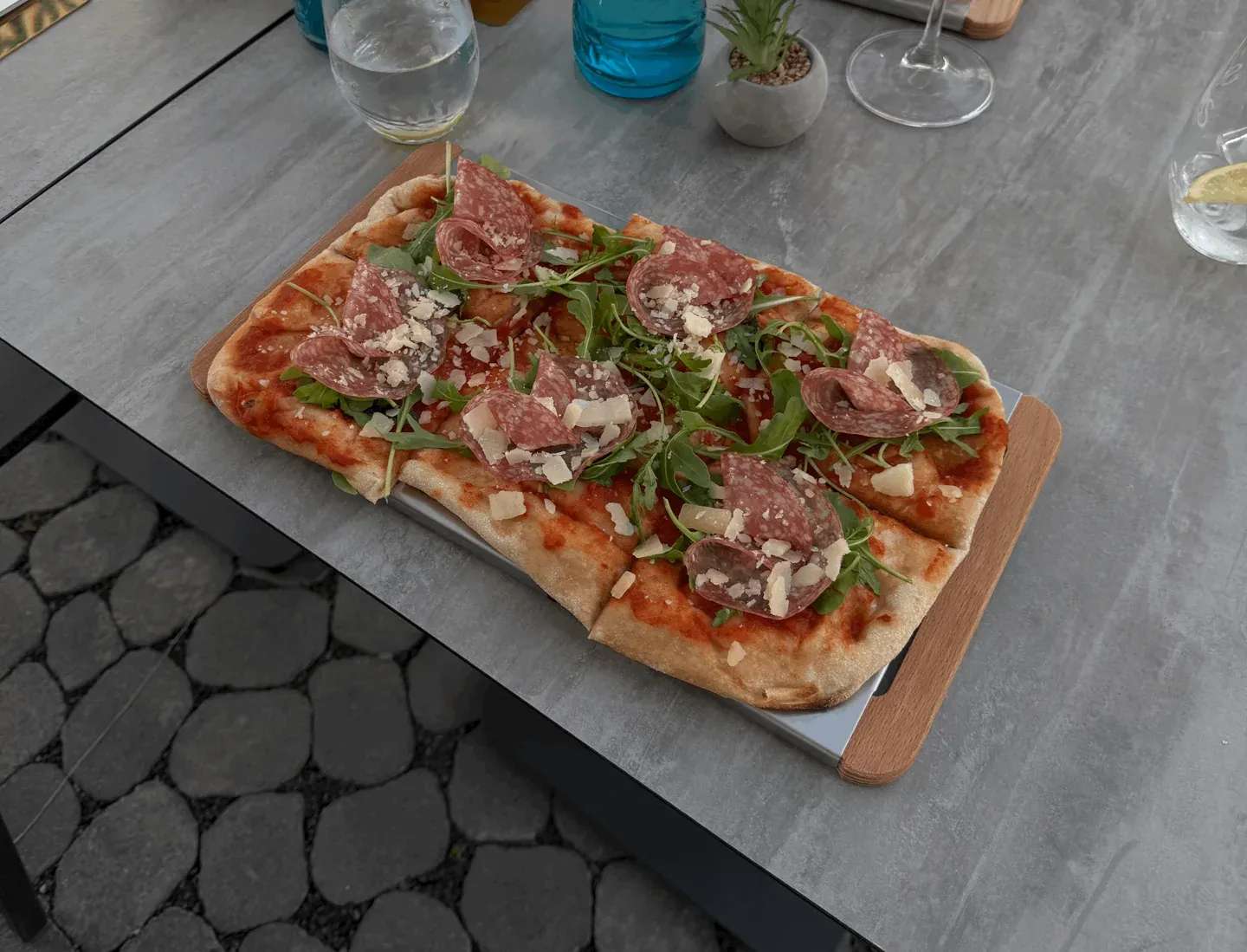 Flammkuchen auf einem Holzbrett
