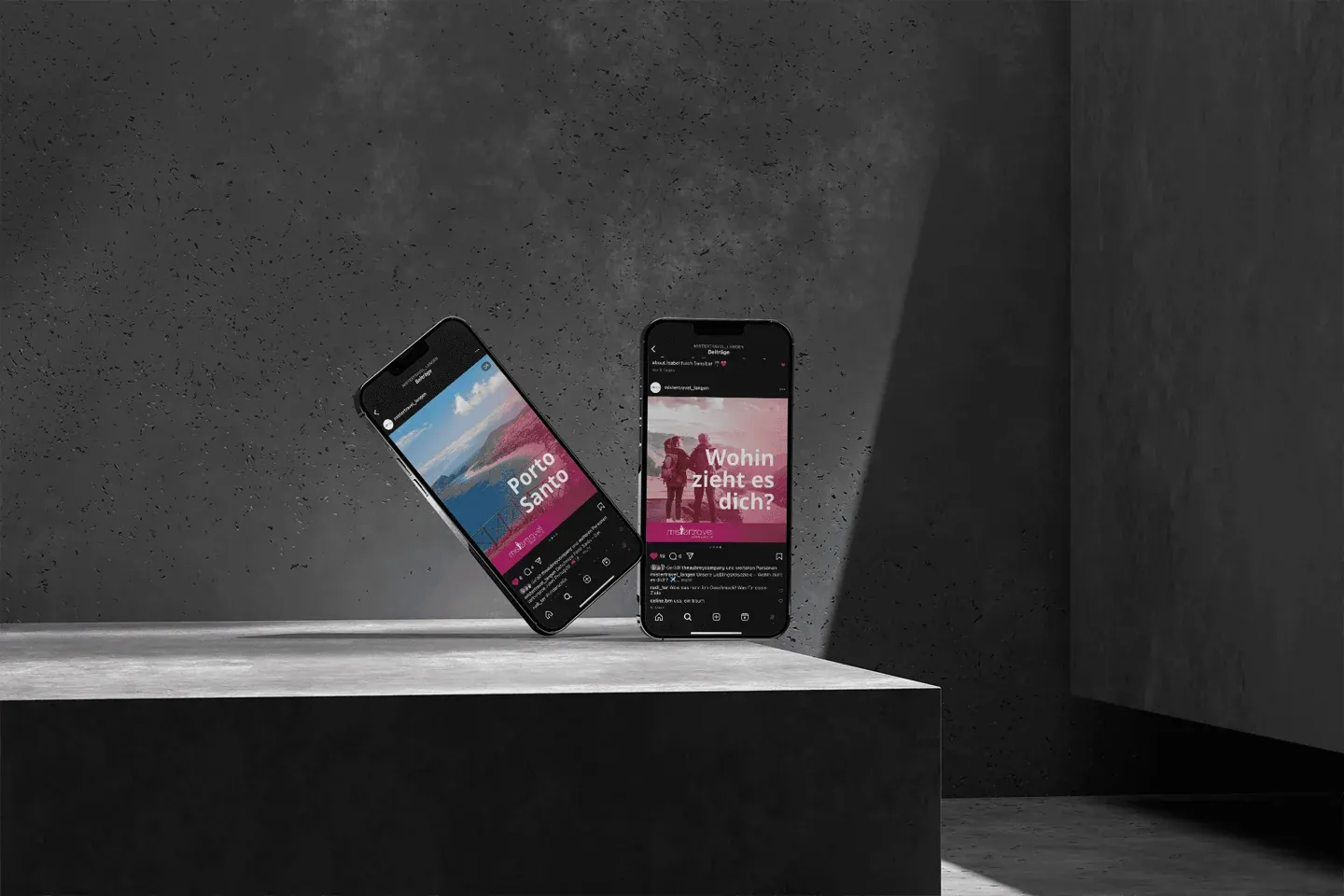 Smartphone mit dem neuen Auftritt von Mister Travel auf dunklem Stein