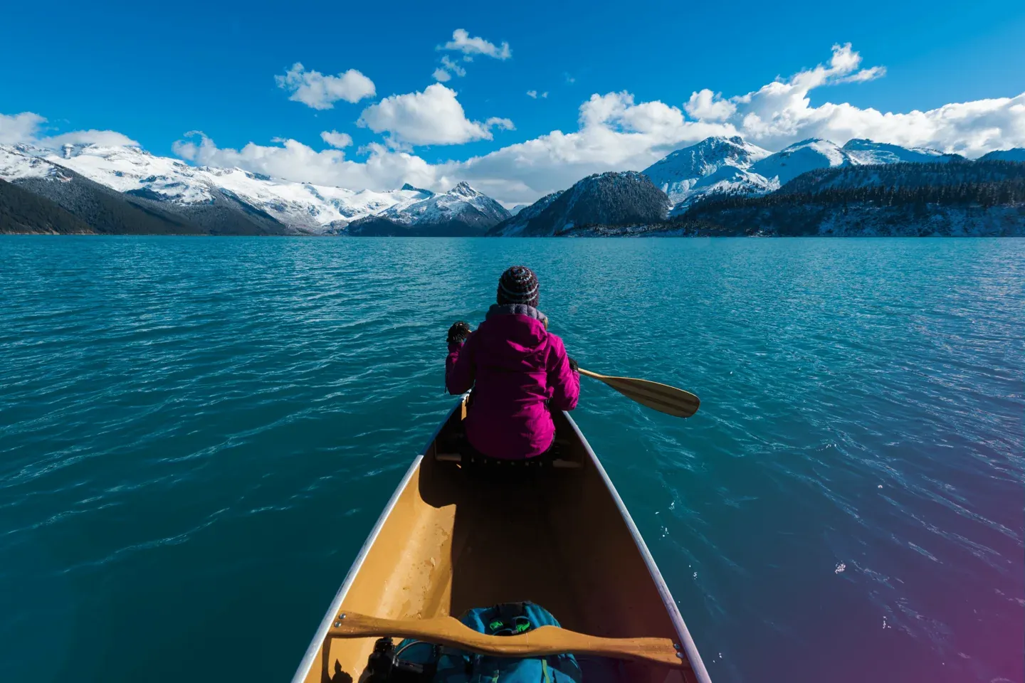 Kanu auf einem Bergsee, Reisemotiv