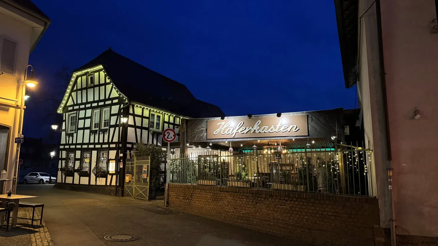 Fachwerkhaus des Restaurants Zum Haferkasten am Abend