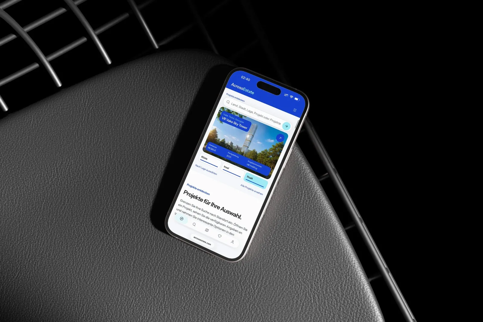 Across Estate auf einem Smartphone mit einer Auswahl an Immobilienprojekten