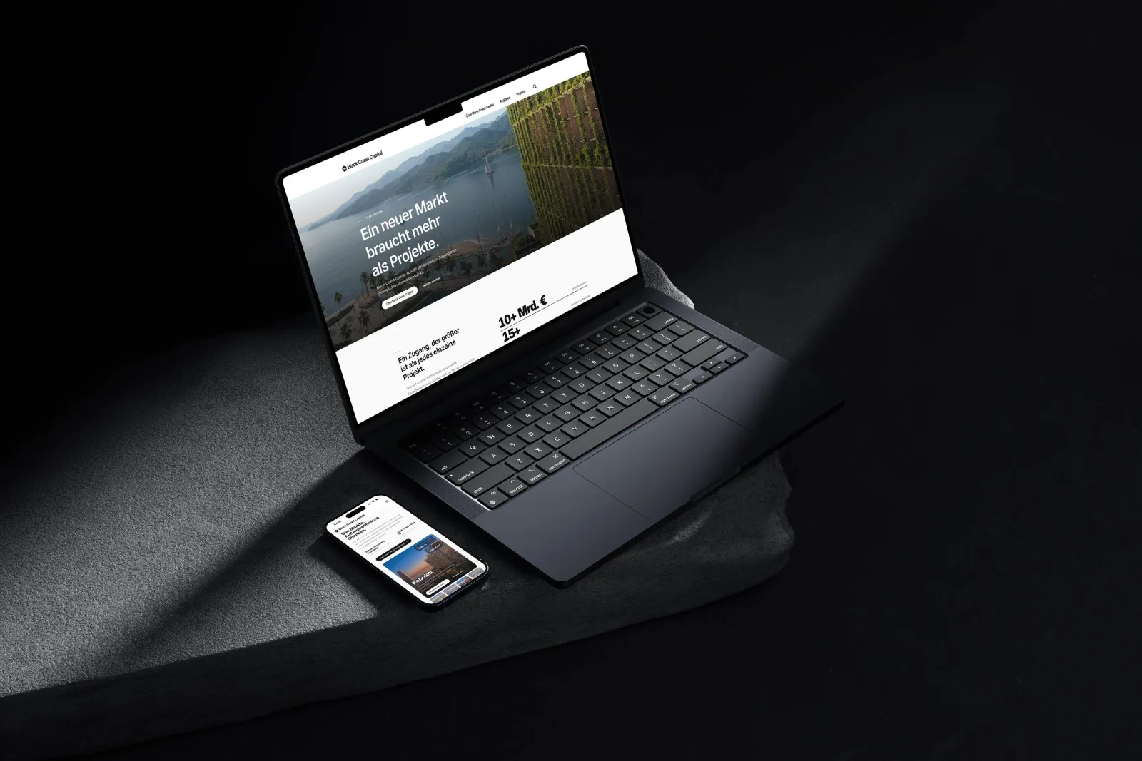 Website von Black Coast Capital auf einem Laptop und einem Smartphone